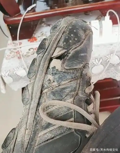 鞋子烂了,破了,是真的舍不得啊