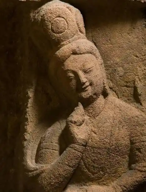 云冈石窟还有很多"微笑"佛像佛像高肉髻,面相适中,双耳垂肩,眉眼细长