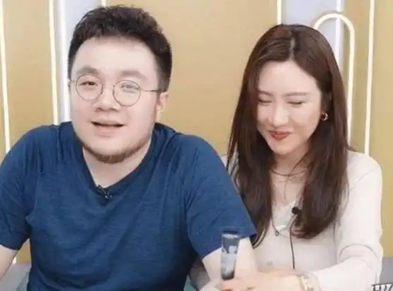 宋丹丹儿媳二胎产子巴图携妻子出面官宣一家三口幸福同框