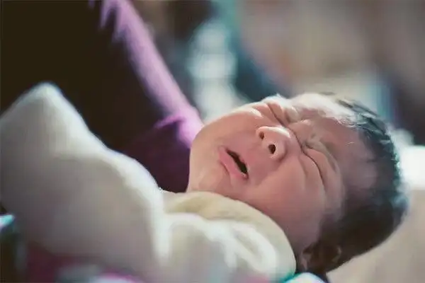 妈妈就是去洗了个奶瓶,宝宝永远的睡着了,真相被大多数父母忽视