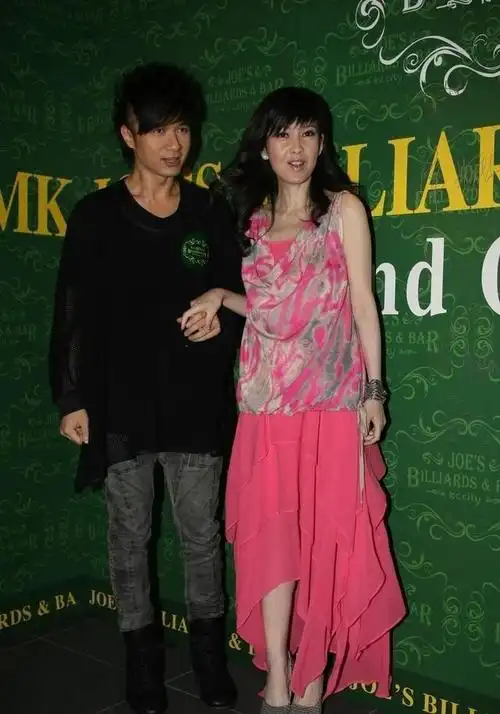 周慧敏的生图太真实,穿一袭粉嫩小裙子,皮肤状态不错却难掩老气