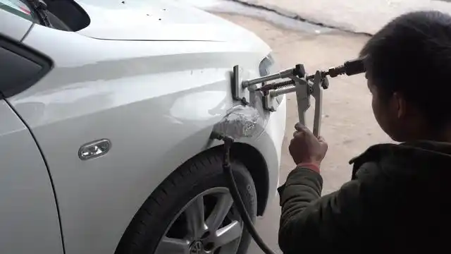 大众菠萝汽车钣金喷漆 ,修车人,做着最脏的活,睁干净的qian