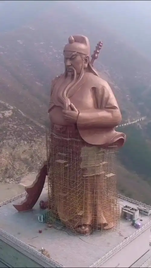 武胜关云长,整个雕像高80米,61米高人像为其岁,底座19米高为其19岁成