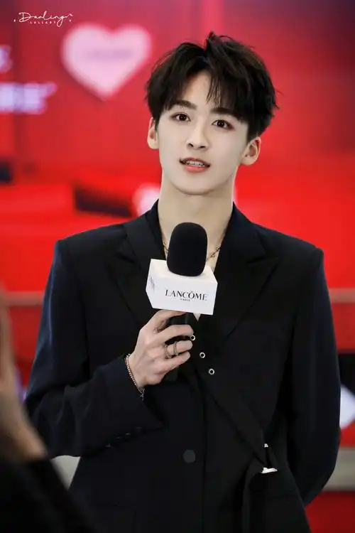 何洛洛湛蓝童话大片##何洛洛活动生图状态