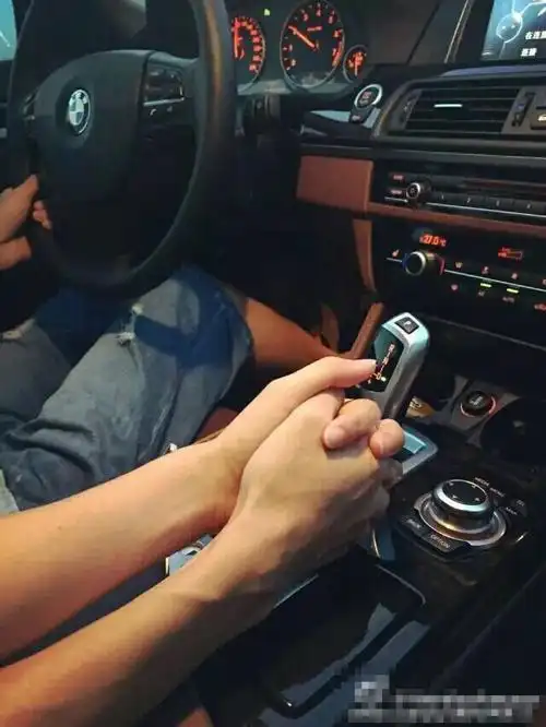 开车不牵手之单身狗系列左手握右手大哥,换双袜子就能找到女盆友了包