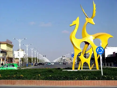 新疆巴楚丝路之路上的三岔口