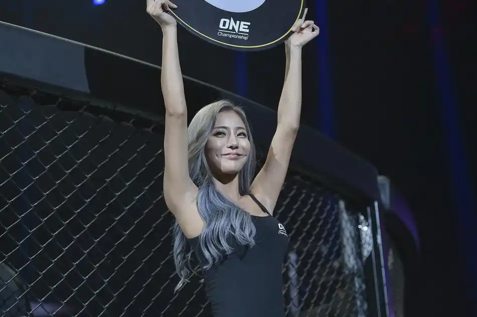 火辣的举牌女郎