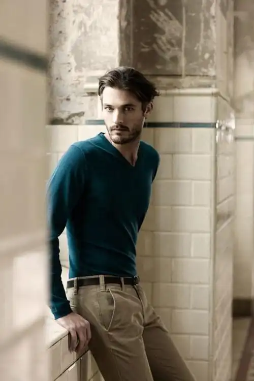 hill拥有深邃的眼神,漂亮的五官轮廓加上性感的小胡茬,释放出成熟而