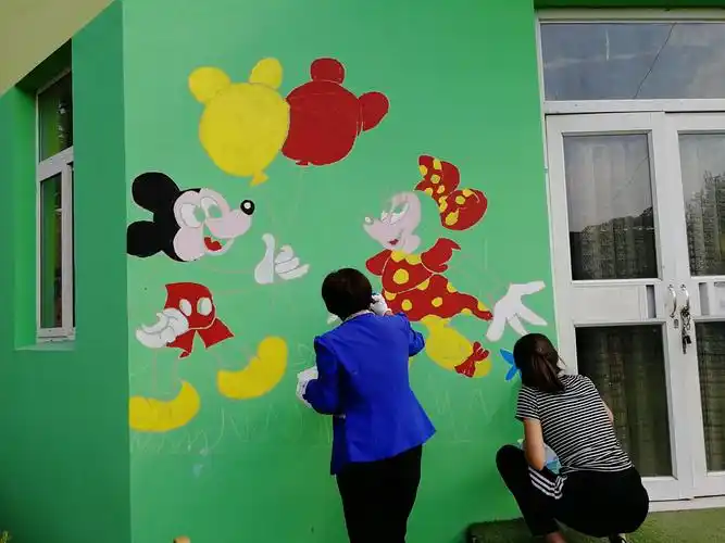 美画环境迎接国庆——乔官镇幼儿园开展墙体画绘制活动