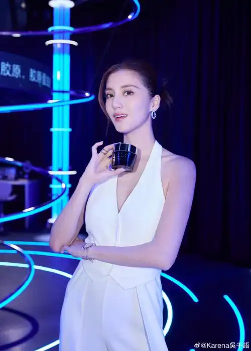 在雅诗兰黛自生胶原巅峰派对上跟着哥姐们种草了雅诗兰黛智妍「夜胶原