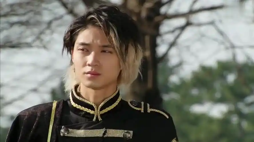 假面骑士ghost亚伦内心十分迷茫不知不觉去了婆婆那里