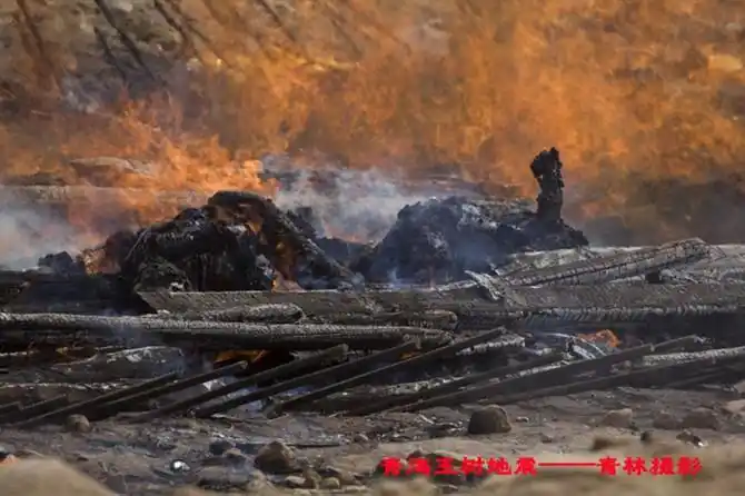 引用 玉树地震首批近千名遇难者集体火葬