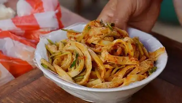 家庭自制凉皮,1碗面粉就能做3大碗,做法简单又详细,柔软又解馋