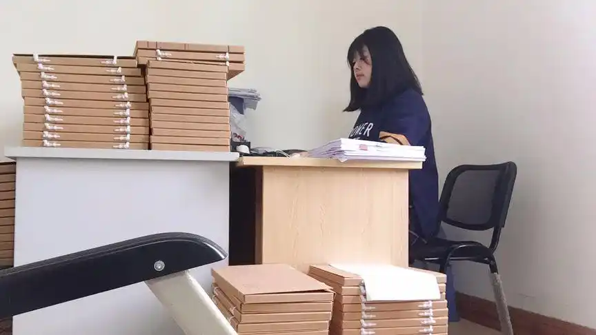 90后工程资料员的一天:整理上千份文件,一人两张办公桌都不够