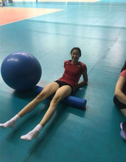 郎平一句话朱婷张常宁笑而不语主攻手打背飞中国女排真会玩