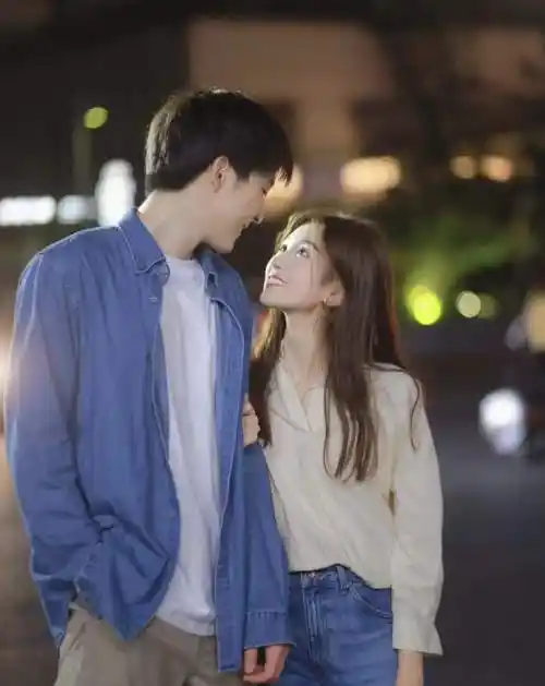 男女含情脉脉对视图片,男女含情脉脉照片