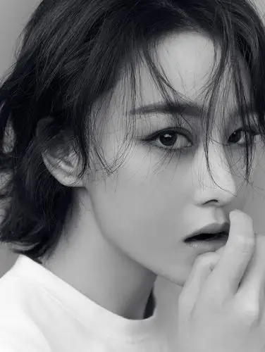 又飒又a张馨予背头短发大片释放焱人魅力