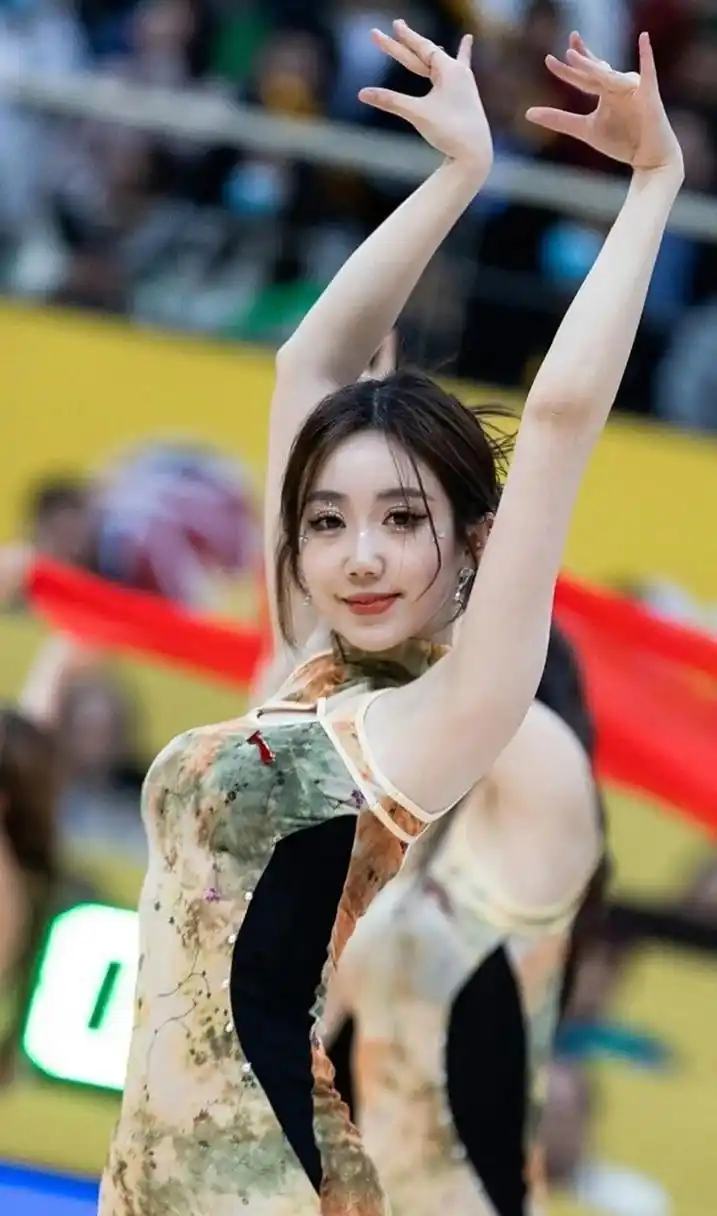 cba赛场啦啦队的风采!