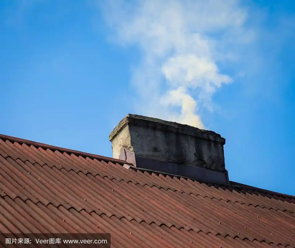 乡下房子的烟囱上飘着烟