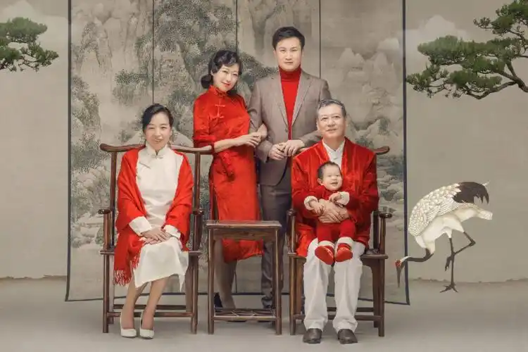 拍一组洋气的中国风全家福亲子照呀