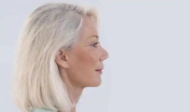 在意自己的外观,有人在照镜子时发现自己长出了白发,便觉得自己是老了