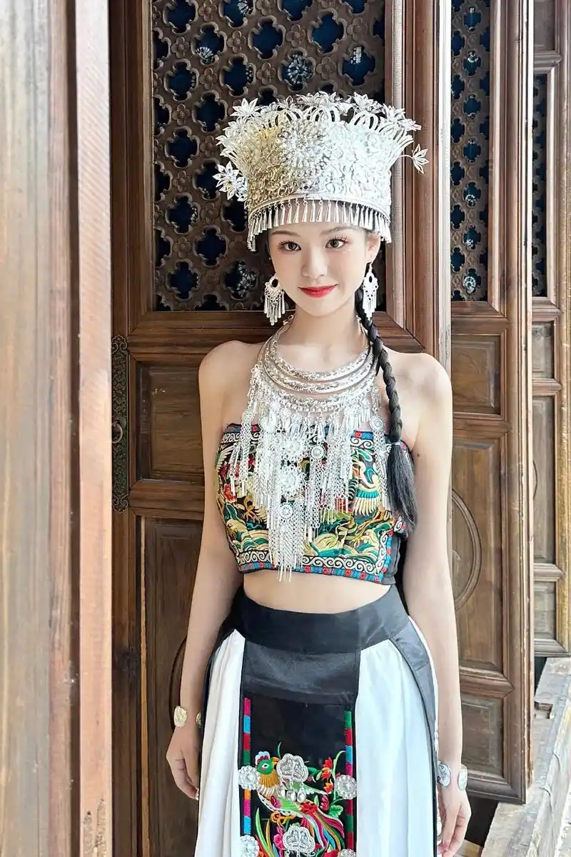 大理古城租民族服装|包妆才80/天呀.#苗疆少女 #租衣服# - 抖音