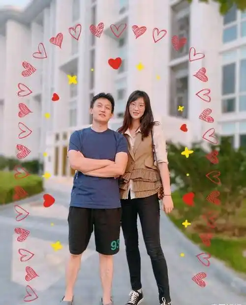 原创原创惠若琪老公生日夫妻恩爱同框老杨紧挨老婆憨笑夫妻相越来越浓