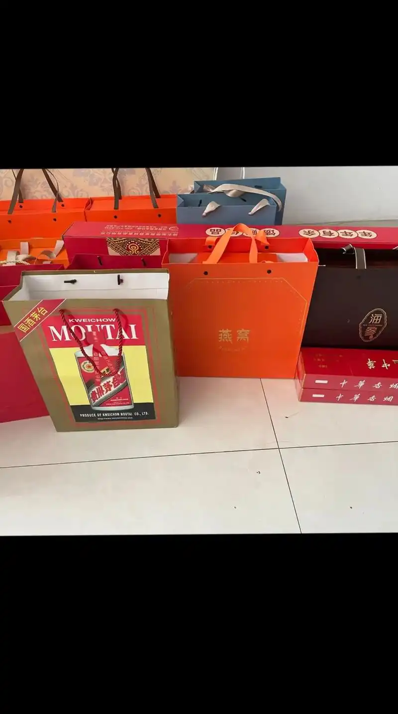 亲家千里迢迢带了一大堆贵重礼物来我家提亲.