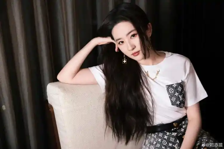 刘亦菲也直接转发微博,感谢姚贝娜的陪伴,并希望彼此为心中的艺术梦想