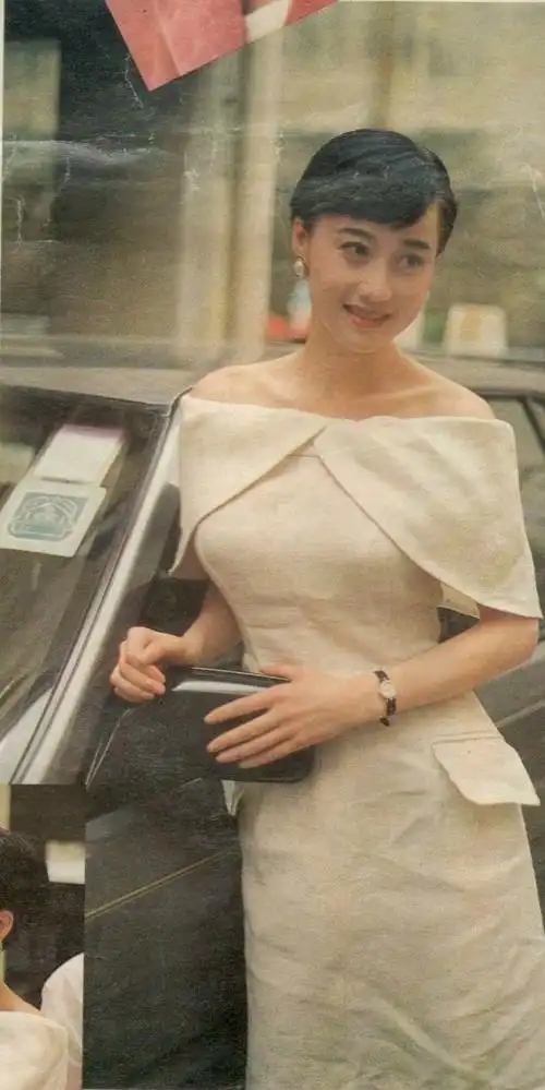 撇开巨乳利智真的美艳动人吗