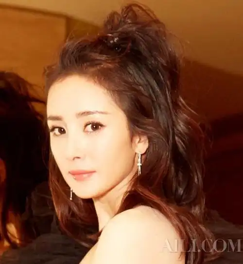 整个娱乐圈都在梳的半丸子头做个时髦半丸子girl