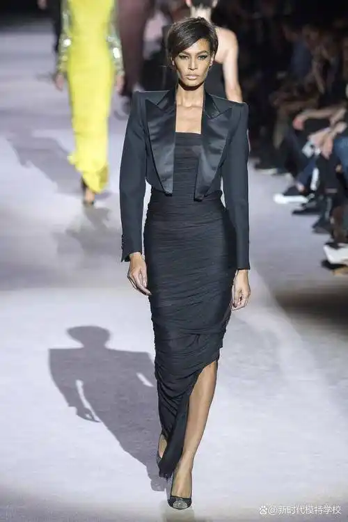 模特走秀:优雅的艺术表现_服装_方面_技巧