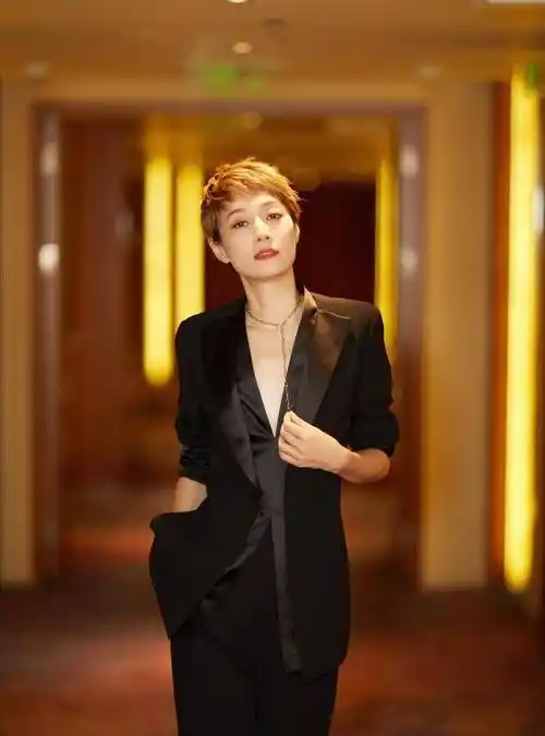 有一种气质叫女明星短发,精致干练尽显时尚魅力,大女人风十足_条纹