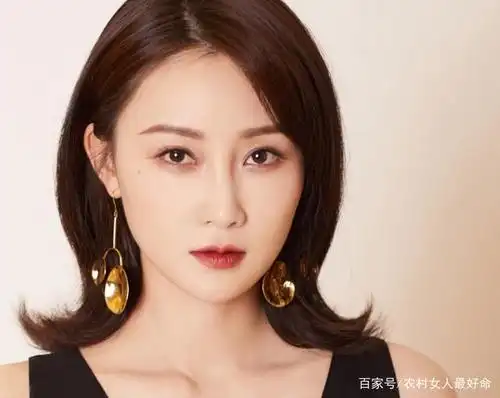 性感女神林鹏,微卷的短发,时尚干练,女人味十足