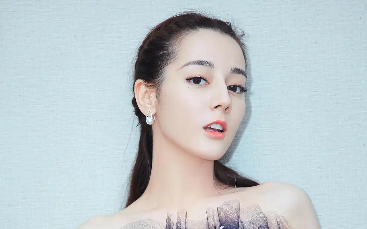 迪丽热巴性感写真电脑桌面壁纸图片