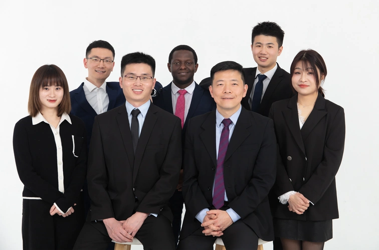 江宁(前排右二)团队合影