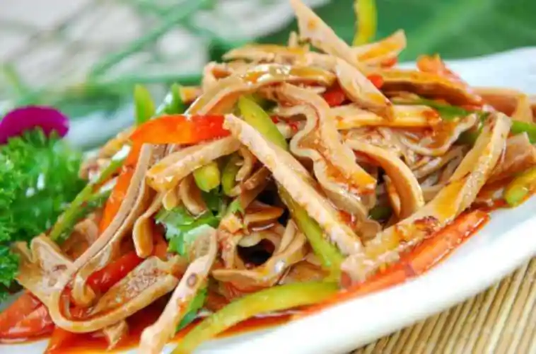 芫爆猪肚丝:营养丰富,鲜嫩可口,这样做特别好吃