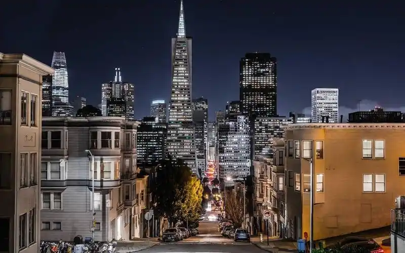 在旧金山城市街道看摩天大楼泛美金字塔夜景灯光