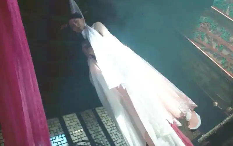 女孩被土豪圈养受欺负后上吊20年后变成厉鬼复仇