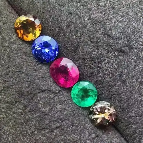 如何区分注胶碧玺呢