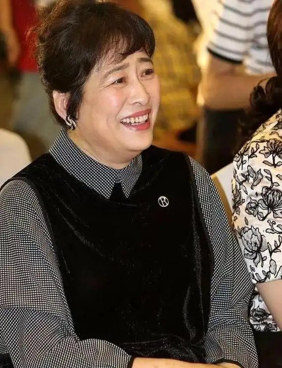 著名演员许娣:嫁初恋老公恩爱43年生一子,拍戏挣的钱全给他