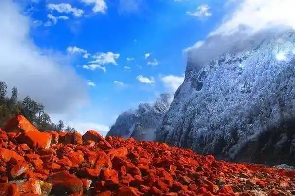 海螺沟红石滩,世界独一无二的奇观.