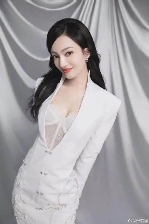 张韶涵晒九宫格美照白西装配轻纱优雅干练
