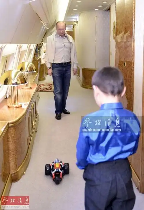 图为2017年7月,乘坐专机出访的俄总统普京透过舷窗观察在附近海面上