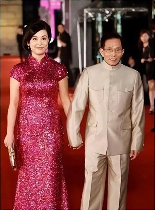 翁静晶悼念挚爱刘家良,葬礼上泪如雨下,表示来世还要与他在一起.