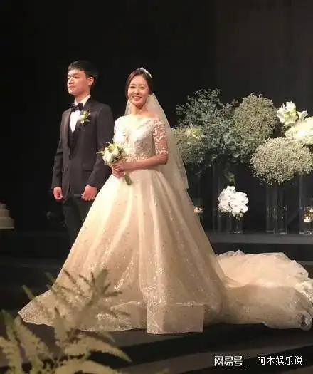 朴灿烈姐姐结婚,西装灿烈献唱祝歌,exo到场祝贺!_网易订阅