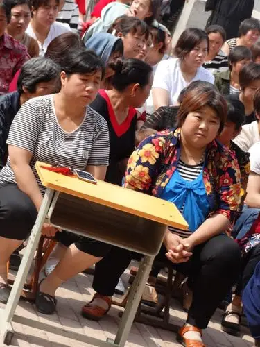 认真倾听的学生家长