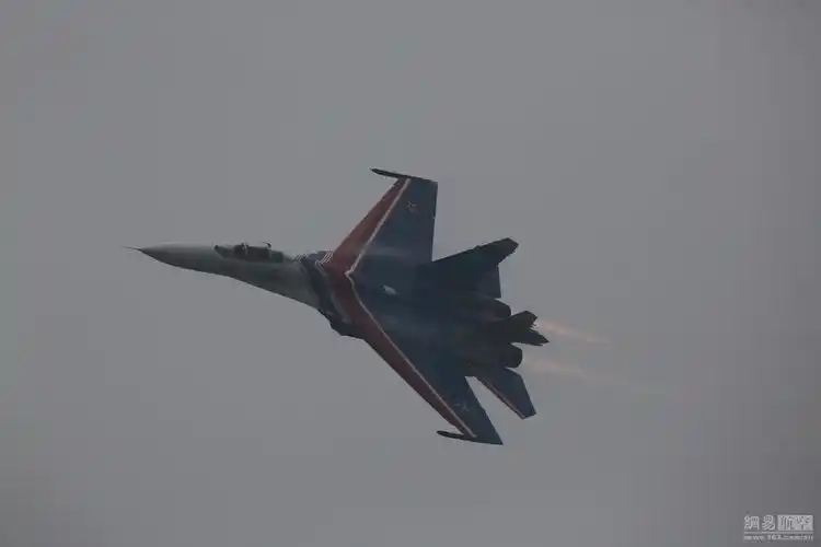 勇士表演队苏27喷火与歼31喷烟成鲜明对比