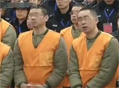 13年青岛老大聂磊被押送火葬场,抬进死刑执行车,行刑前浑身颤抖