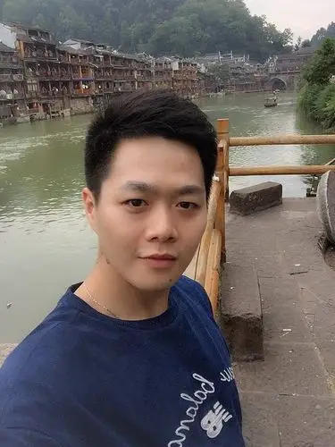 放一张我的臭美照片,哈哈